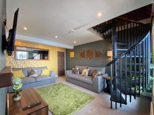 Χώρος καθιστικού στο Luxury tree-house with optional ESPA Spa