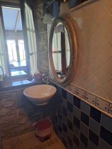 bagno con lavandino e specchio a parete di Casa Almoina a Viveiro