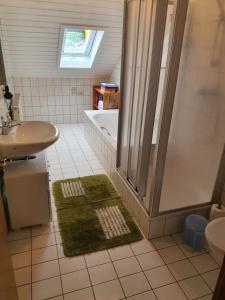EslarnにあるKleberhof - Urlaub auf dem Bauernhofのシャワー、洗面台、浴槽を備えたバスルーム