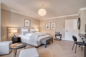 a hotel room with a bed and a table and chairs at Hotel Eisenhut in Rothenburg ob der Tauber