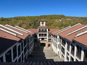 Vue de tête d'une école aux toits rouges dans l'établissement Къща за гости Геша Вю, à Dryanovo