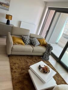 sala de estar con sofá y mesa en Oostende luxueus appartement 4p zeezicht & parking, en Ostende