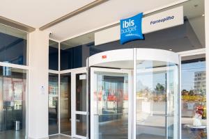 an office building with a bus driver sign on the facade at Ibis Budget Farroupilha in Farroupilha