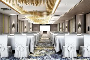 Bella B Hotel في نونتابوري: قاعة المؤتمرات مع صفوف من الطاولات والكراسي