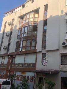 un bâtiment avec des fenêtres sur le côté d'une rue dans l'établissement DİZLEK PANSİYON, à Antalya