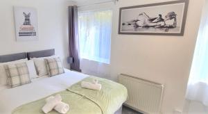 um quarto com uma cama com duas toalhas em Parkway em London Colney
