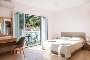 Ένα ή περισσότερα κρεβάτια σε δωμάτιο στο Panorama Ionian View