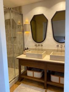 een badkamer met 2 wastafels en een douche bij Magnifique villa dans propriété au havre de paix in Plan-de-la-Tour