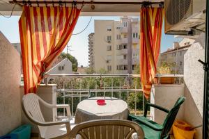 a balcony with a table and chairs on a balcony at Apartment Majstorovic Topla in Topla