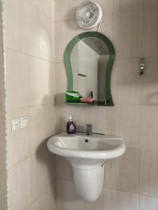 bagno con lavandino e specchio di House 122 a Kobuleti