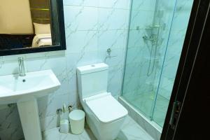 Ένα μπάνιο στο Cc & Cg Homes Cozy 2 Beds Apart-24Hrs Power WIFI Security