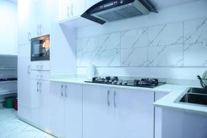 Η κουζίνα ή μικρή κουζίνα στο Cc & Cg Homes Cozy 2 Beds Apart-24Hrs Power WIFI Security