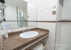 Um banheiro em Complexo Eco Cataratas Resort by SJ