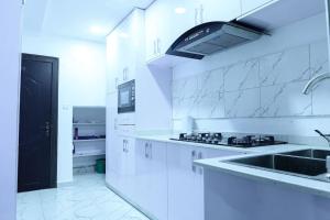 Η κουζίνα ή μικρή κουζίνα στο Cc & Cg Homes Cozy 2 Beds Apart-24Hrs Power WIFI Security +37 φωτογραφίες