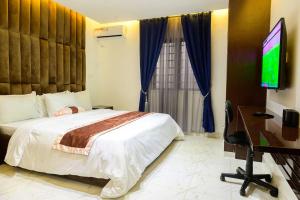 Μια τηλεόραση ή/και κέντρο ψυχαγωγίας στο Cc & Cg Homes Cozy 2 Beds Apart-24Hrs Power WIFI Security