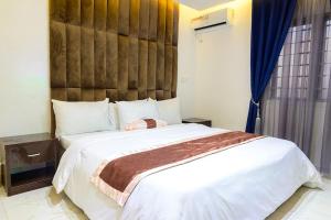 Ένα ή περισσότερα κρεβάτια σε δωμάτιο στο Cc & Cg Homes Cozy 2 Beds Apart-24Hrs Power WIFI Security