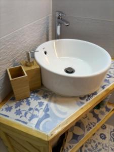 y baño con lavabo blanco sobre una mesa de madera. en El Sueño: un lugar especial para sus vacaciones en Fuencaliente de la Palma