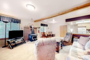 un soggiorno con divano e TV di Chalet Village #24 a Brian Head
