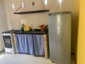 eine Küche mit Herd und Arbeitsplatte in der Unterkunft A Casa Azul in Barra Grande + 11 Fotos