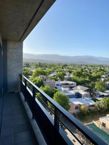 un balcone con vista sulla città di Departamento Cordillera a Godoy Cruz