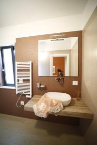 a bathroom with a bath tub and a mirror at The Garden in Canistro