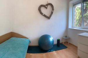 Cette chambre dispose d'un lit avec un panneau cardiaque sur le mur. dans l'établissement Csendes zöldövezeti, à Budapest