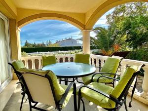 a patio with a table and chairs on a balcony at Villa Libelula in L'Ametlla de Mar
