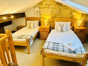 Giường trong phòng chung tại Otley Cottage