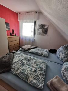 two twin beds in a room with red walls at 2,5 Zimmer Wohnung Hennef Nähe Siebengebirge in Uckerath