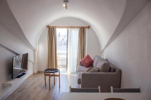 TV a/nebo společenská místnost v ubytování Aloha Suites