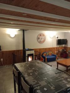 sala de estar con mesa y zona de juegos en Gîtes de la vallée des gaves, en Préchac