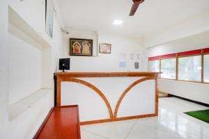 una habitación con una escalera en una casa en Hotel Yadvik, en Chennai