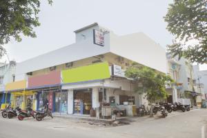 un edificio con motocicletas estacionadas frente a él en Hotel Yadvik, en Chennai