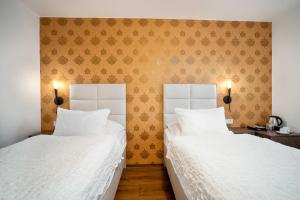 トルナヴァにあるHotel MAXPLAZAの寝室に並んで置かれた2つのベッド