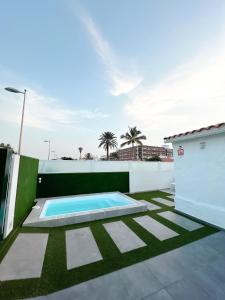 een zwembad bovenop een tuin bij V Macaronesia in San Bartolomé