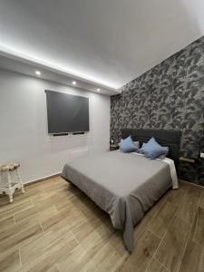 een slaapkamer met een groot bed en een flatscreen-tv bij V Macaronesia in San Bartolomé +20 foto's