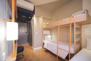 a room with two bunk beds and a lamp at Ibis Budget Farroupilha in Farroupilha +50 photos
