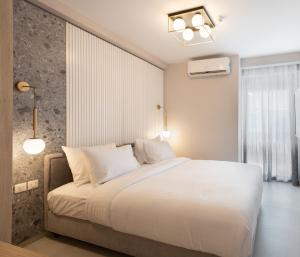 LUX&EASY Athens Downtown Residences客房内的一张或多张床位