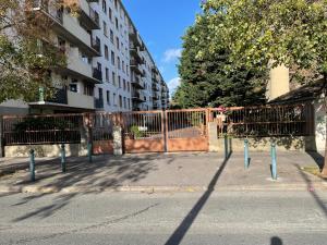 舒瓦西勒魯瓦的住宿－Détente et Confort proche Paris et Orly，建筑前的带蓝色杆的门