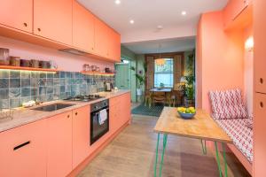 JOIVY Spacious 3 bed house with garden, near Victoria park in Hackney