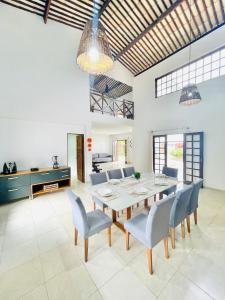 - une salle à manger avec une table et des chaises dans l'établissement Casablanca Beira Mar, 5 Suítes, Praia Tabuba AL, à Barra de Santo Antônio