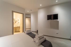 ein Schlafzimmer mit einem Bett mit Handtüchern darauf in der Unterkunft Residenza Digione in Parma