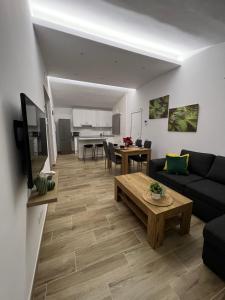 een woonkamer met een bank en een tafel bij V Macaronesia in San Bartolomé