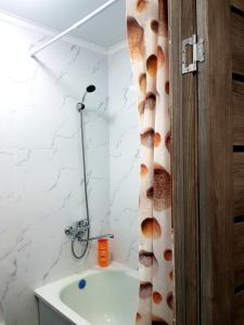 A bathroom at Отличная квартира со всеми удобствами.