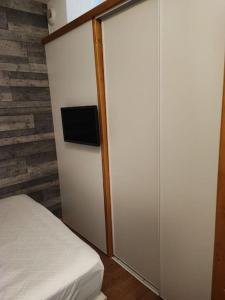 - une chambre avec une armoire blanche et un lit dans l'établissement Appartement 4 personnes Puy Saint Vincent 1800 pieds des pistes, à Puy-Saint-Vincent