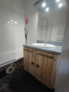La salle de bains est pourvue d'un lavabo et d'un miroir. dans l'établissement Appartement 4 personnes Puy Saint Vincent 1800 pieds des pistes, à Puy-Saint-Vincent