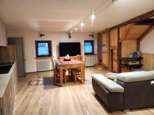 a living room with a table and a couch at Le temps Retrouvé - casa tipica con giardino in Villeneuve