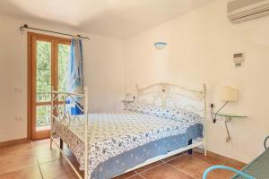 Posteľ alebo postele v izbe v ubytovaní Residence con piscina a Tanaunella a 1500 m dal mare