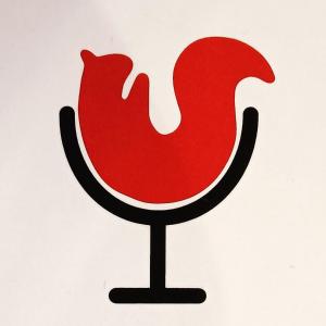 a red symbol of a chicken on a stand at Auberge l'écureuil in Châteauneuf-dʼEntraunes