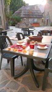 a picnic table with bowls of food on it at Auberge l'écureuil in Châteauneuf-dʼEntraunes